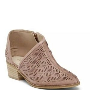 🌸Catherine Malandrino Flakey d’Orsay Cutout Boots